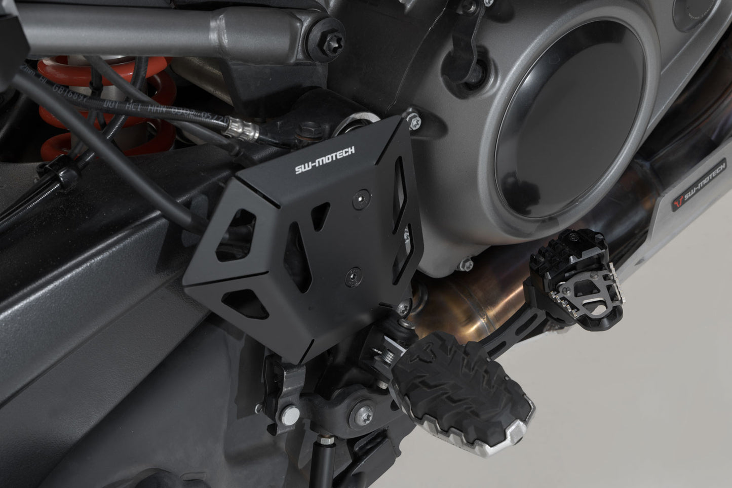 SW-MOTECH Protección para bomba de freno Negro. Harley-Davidson Pan America (21-).