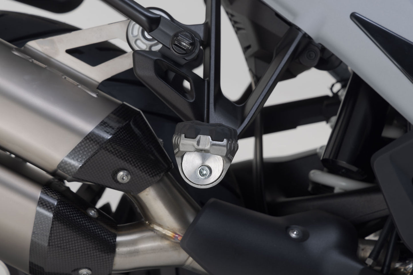 SW-MOTECH Kit reposapiés para pasajero EVO Harley-Davidson Pan America (21-) BMW R 1300 GS.