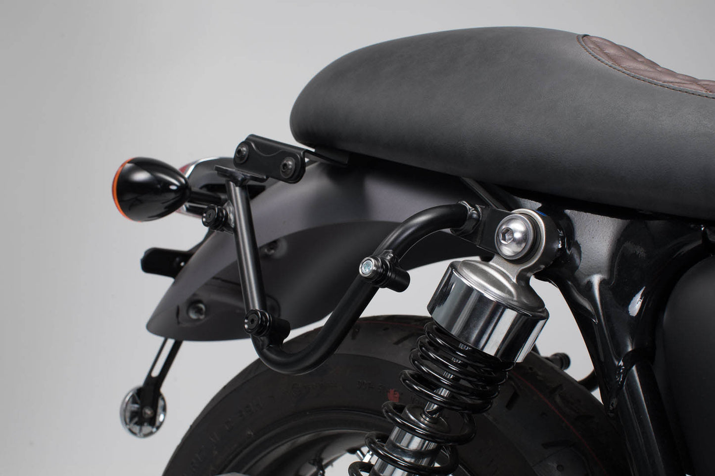 SW-MOTECH Adaptador para Soporte lateral SLC/V-LOC izquierda Triumph Bonneville T100/T120 (15-).