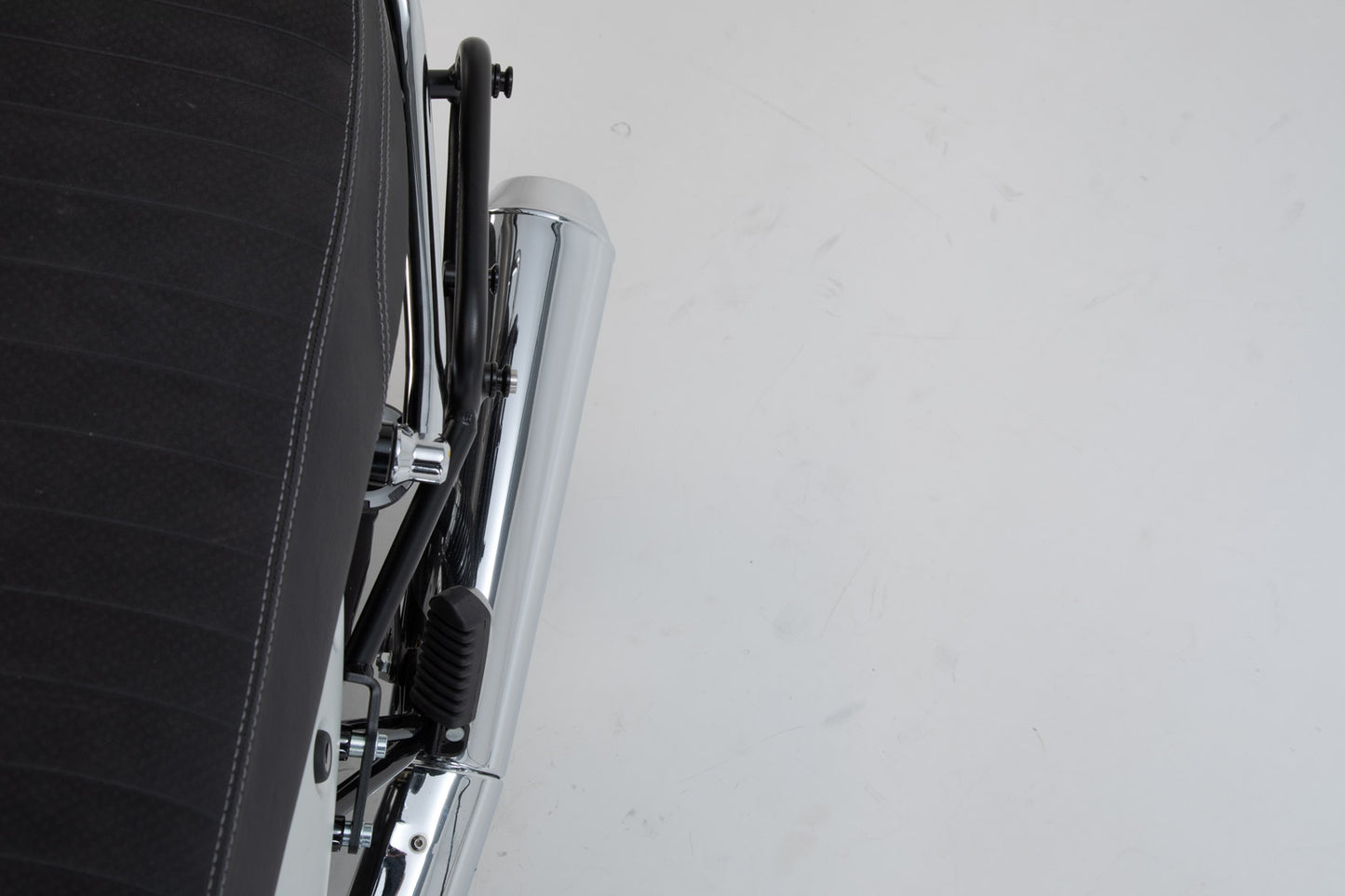 SW-MOTECH Soporte lateral izquierdo SLC Moto Guzzi V7 lll (16-).