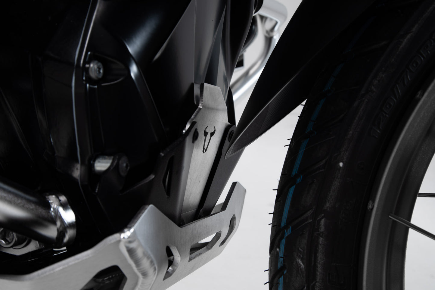 SW-MOTECH Extensión delantera de protector de motor Negro/plateado. BMW R1200 (12-18) R1250 (18-).