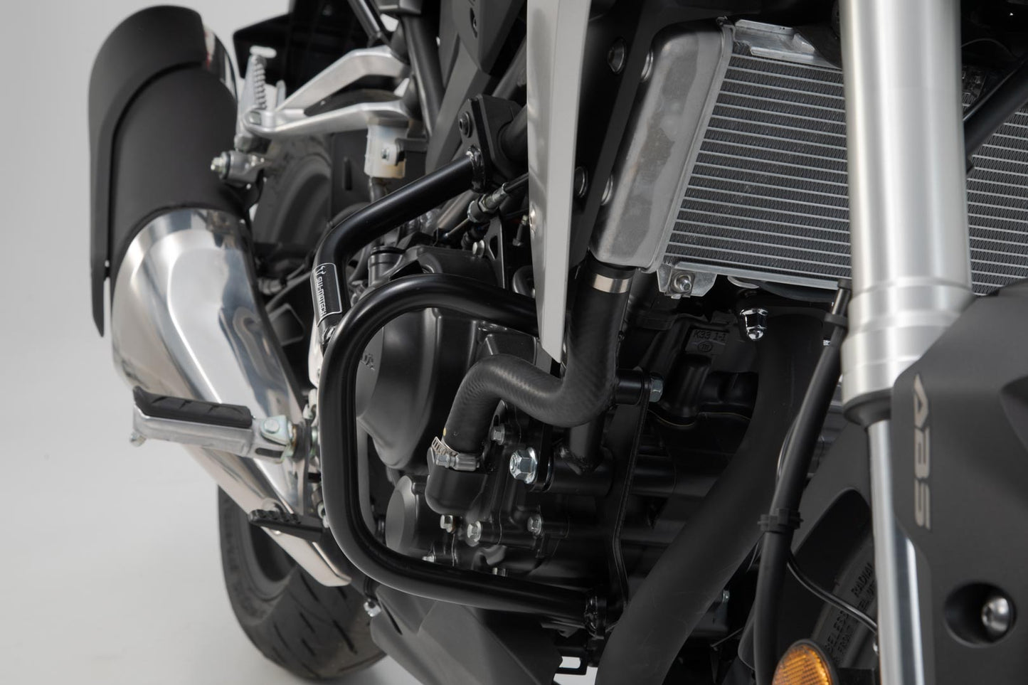 SW-MOTECH Protecciones laterales de motor Negro. Honda CB300R (18-).