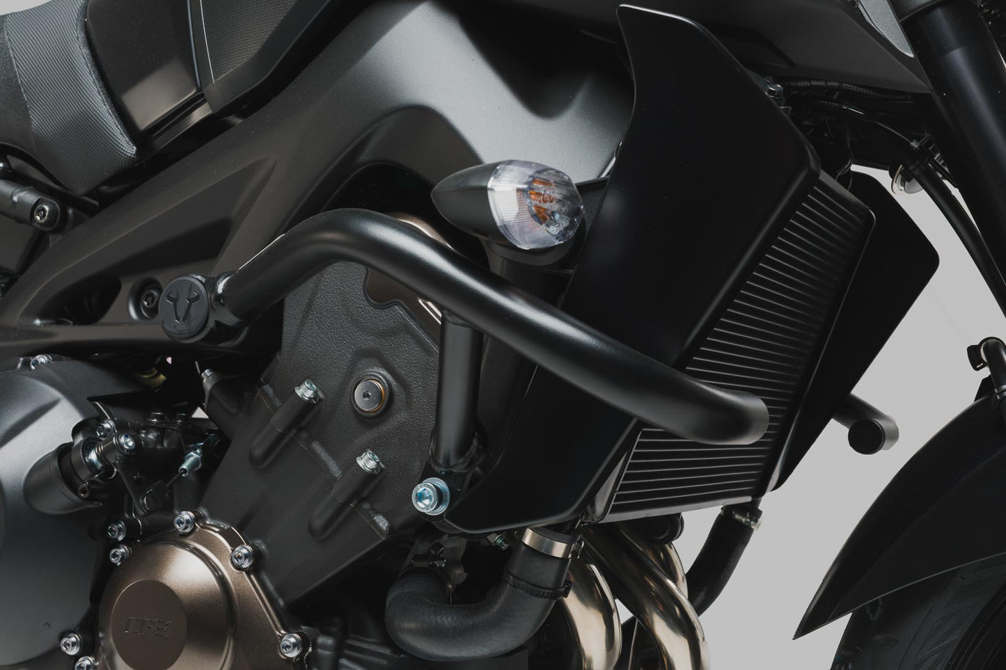 SW-MOTECH Protecciones laterales de motor Negro. Yamaha MT-09 (16-20) / SP (17-20).