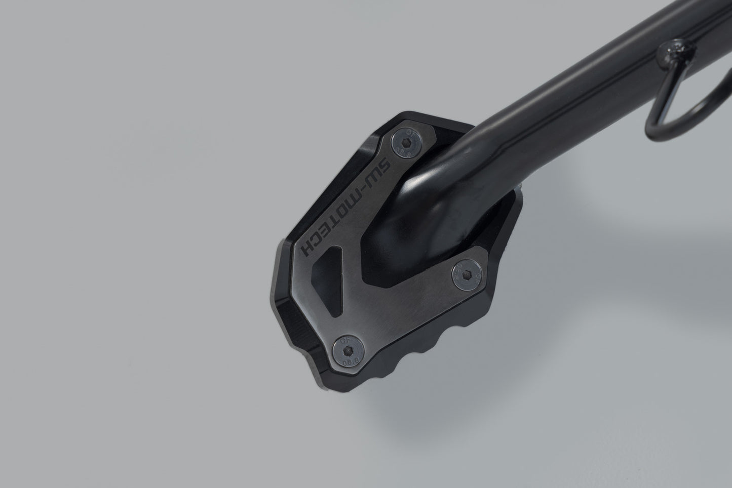 SW-MOTECH Extensión para caballete lateral Negro/plateado. Modelos Suzuki.