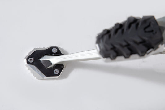 SW-MOTECH Extension para caballete lateral Negro/plateado. Modelos Tiger 800 XC/XR (17-).