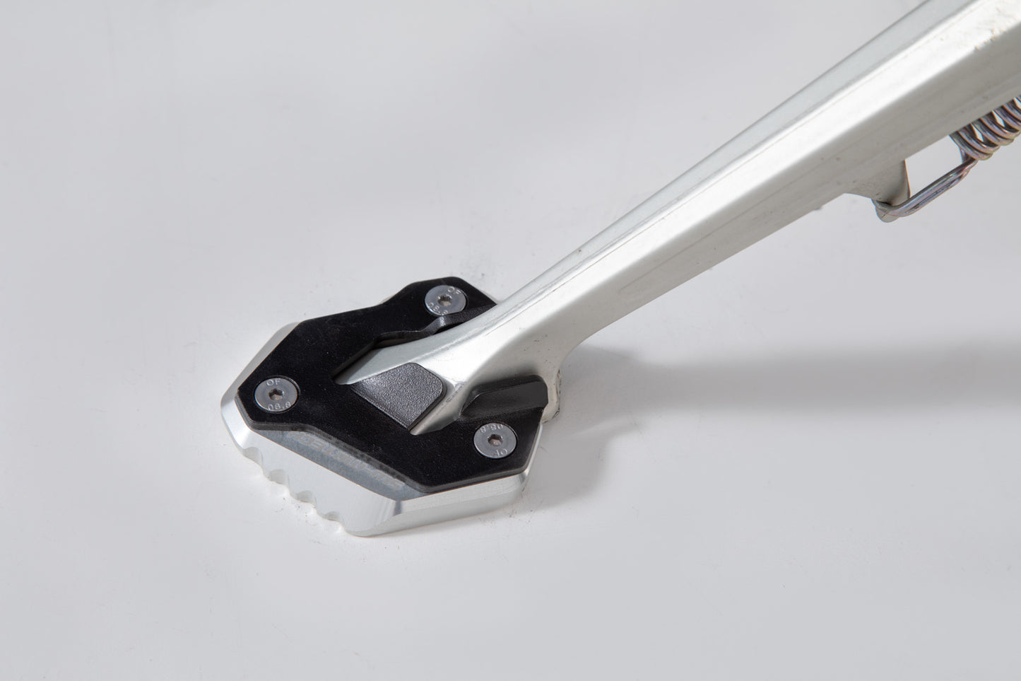 SW-MOTECH Extension para caballete lateral Negro/plateado. Modelos Tiger 800 XC/XR (17-).