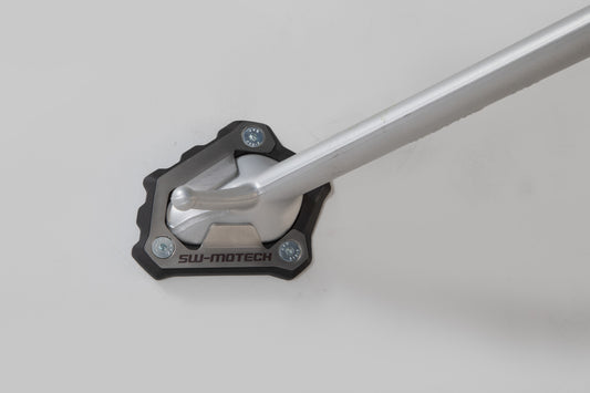 SW-MOTECH Extension para caballete lateral Negro/plateado. Modelos Triumph 1200 (18-).