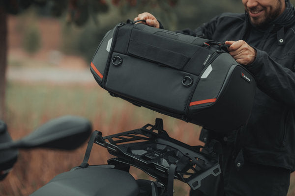 Bolsa trasera PRO Rackpack. 1680D Nailon ballistic. Negro/Antracita. 32-42 l.