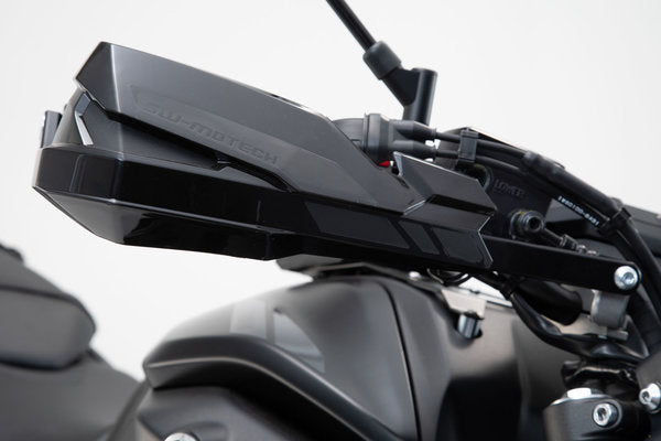 Kit de protectores de manos KOBRA. Negro. Yamaha MT-07 (14-).