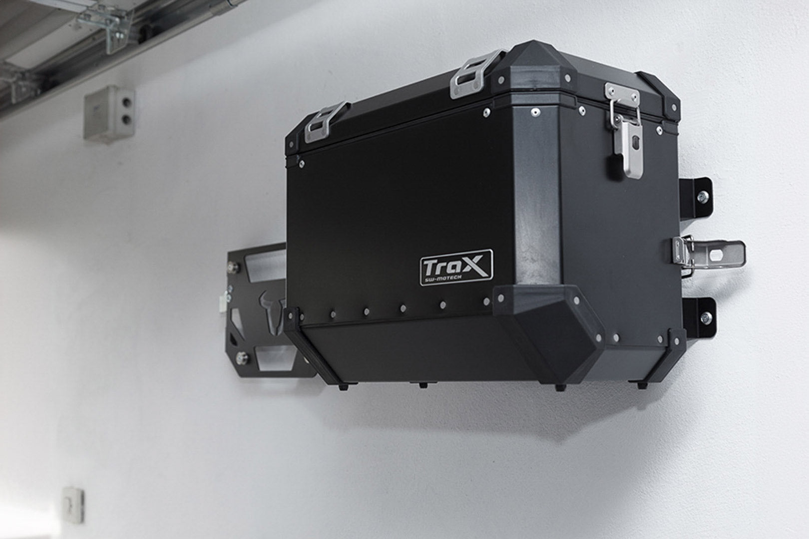 SW-MOTECH Soporte de pared TRAX Negro. Para toda generación TRAX.