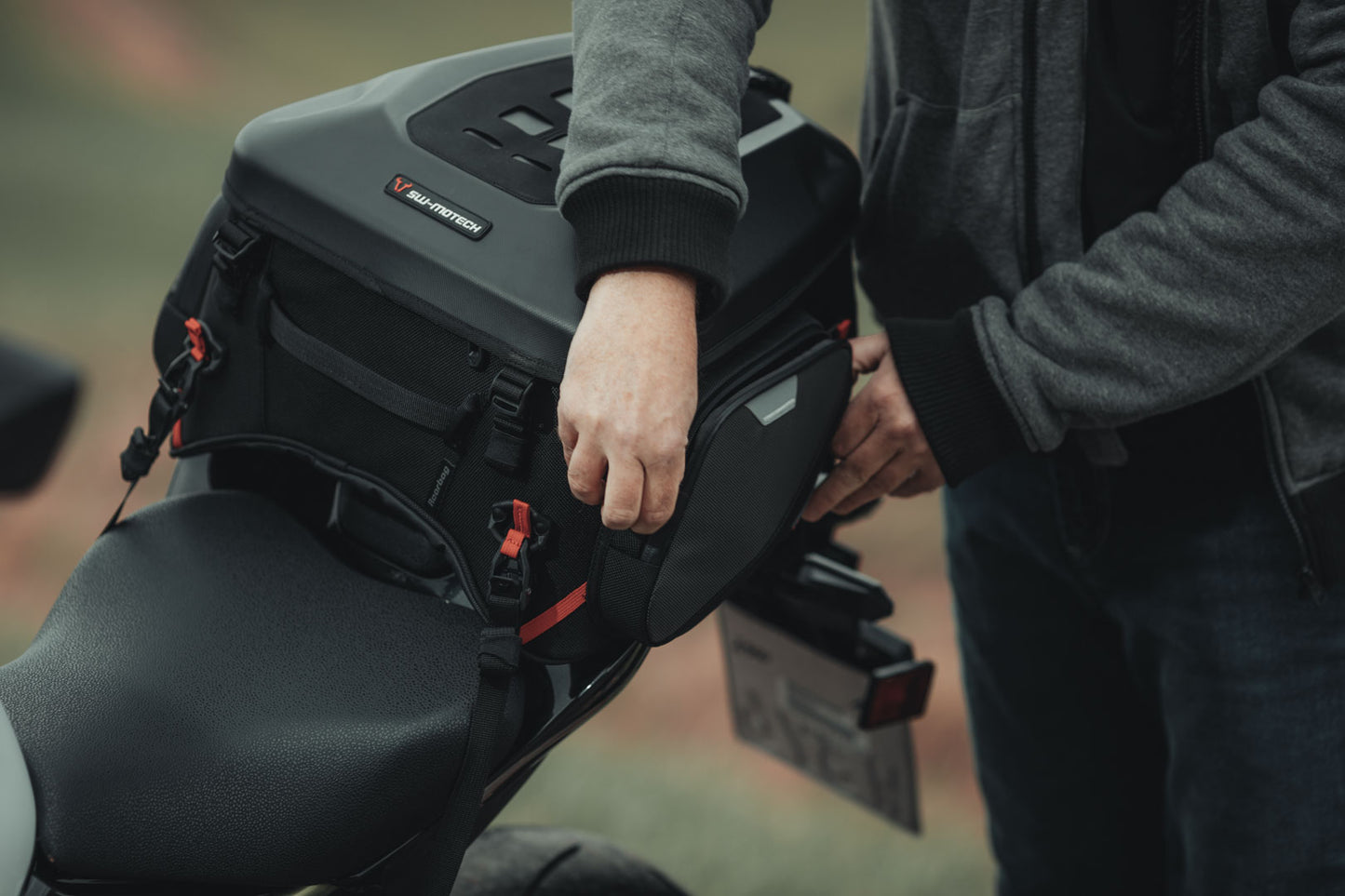 SW-MOTECH Bolsa trasera PRO Rearbag 1680D Nailon ballistic. Negro/Antracita. 22-34 l.