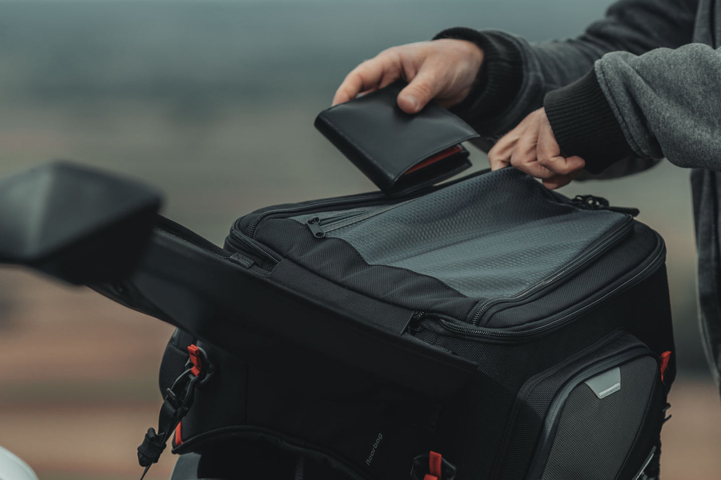 SW-MOTECH Bolsa trasera PRO Rearbag 1680D Nailon ballistic. Negro/Antracita. 22-34 l.