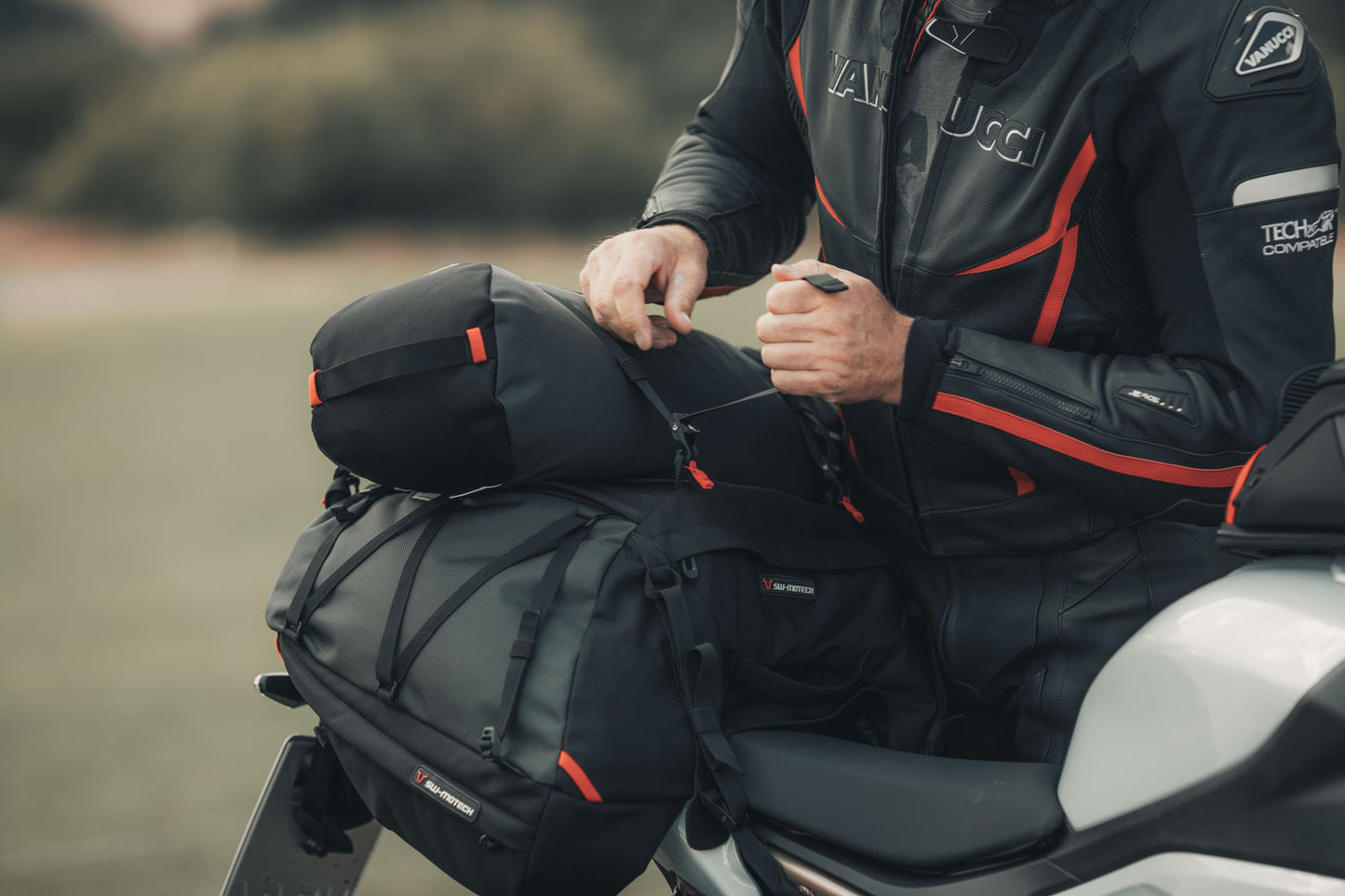SW-MOTECH Bolsa trasera PRO Tentbag 1680D Nailon ballistic. Negro/Antracita. 18 l.