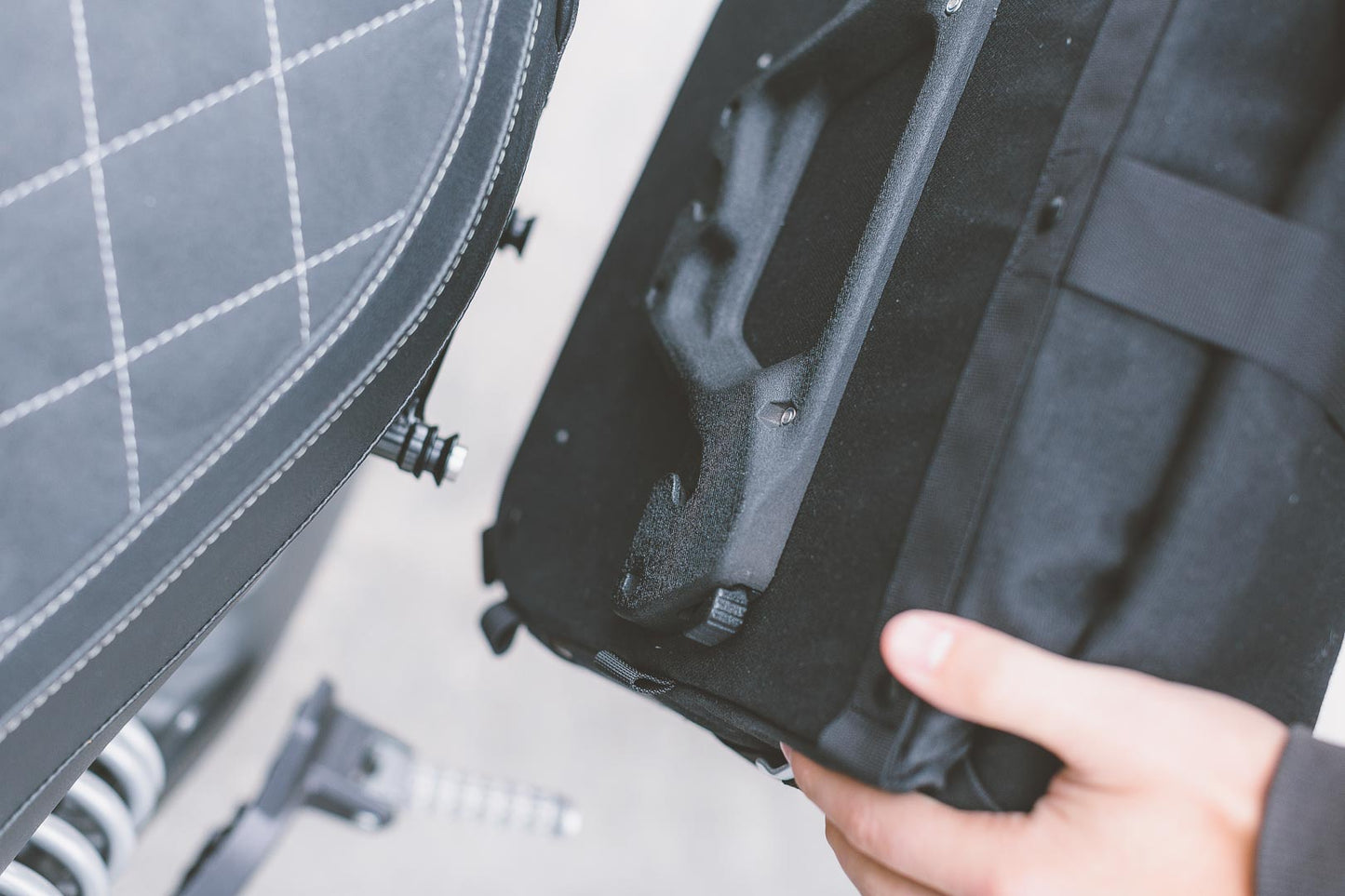 SW-MOTECH Legend Gear bolsa lateral LC1 - Black Edition 98 l. Para SLC soporte izquierdo lateral.