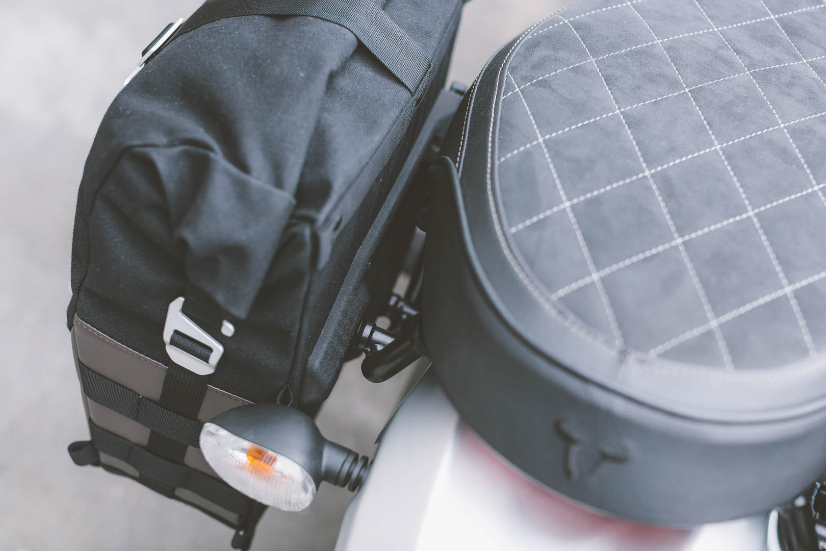 SW-MOTECH Legend Gear bolsa lateral LC2 135 l. Para SLC soporte derecho lateral.