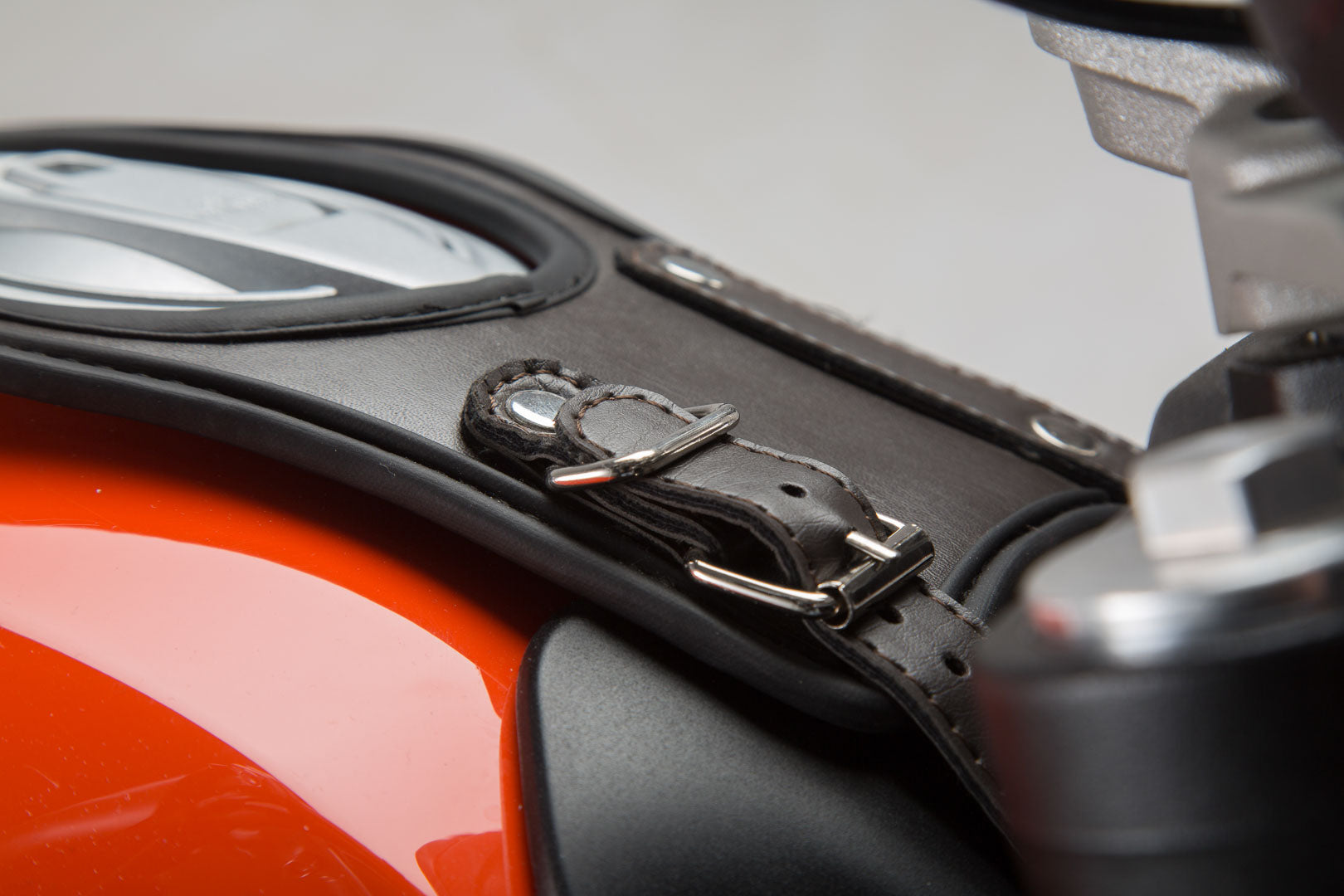 SW-MOTECH Legend Gear correa para depósito SLA Modelos Ducati Scrambler (14-).