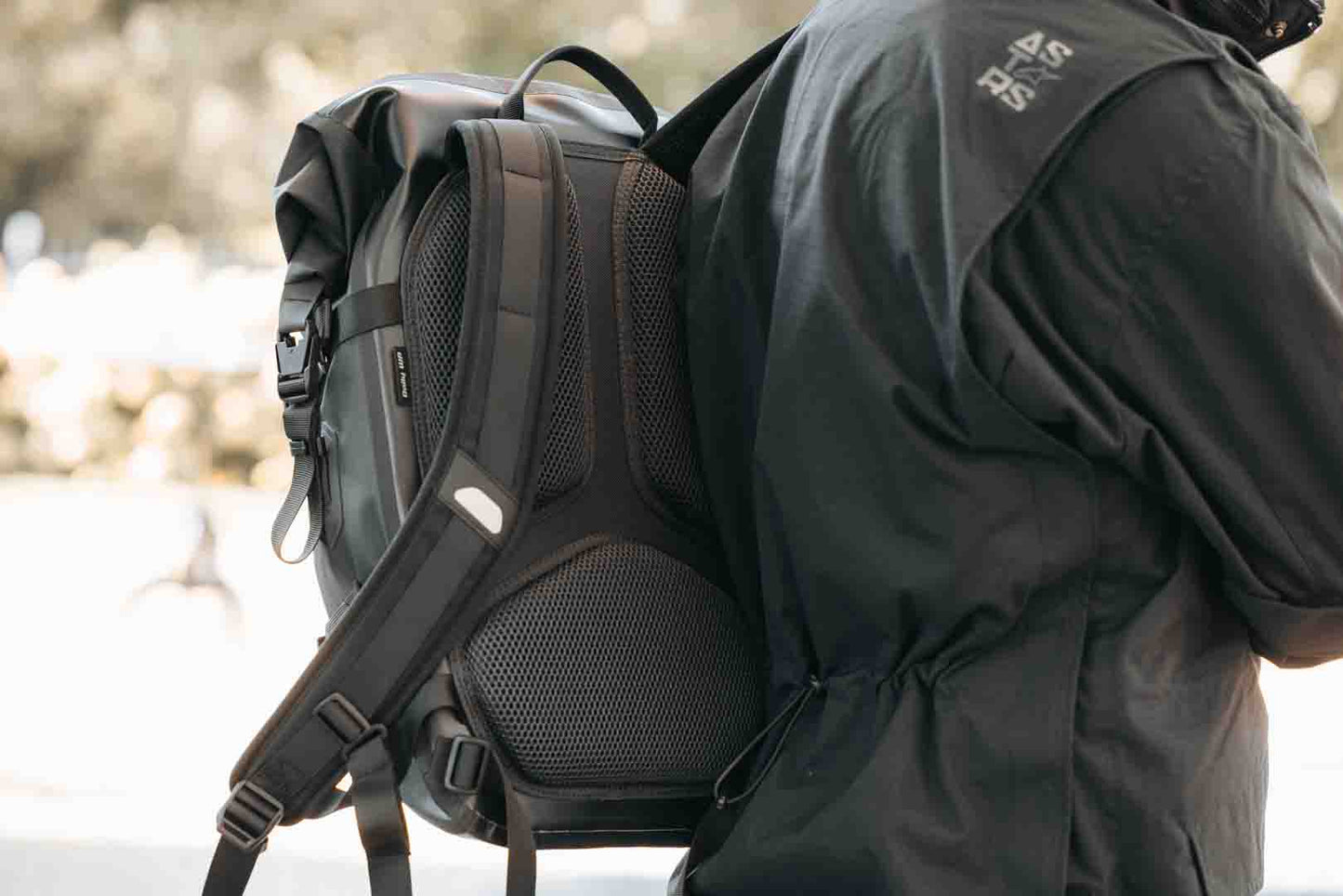 SW-MOTECH Mochila Daily WP 22 l. Negro. Impermeable.