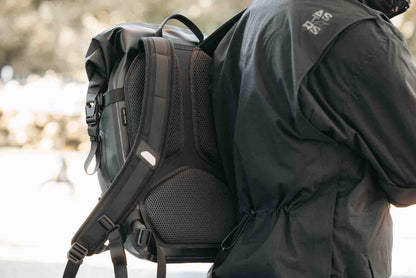 SW-MOTECH Mochila Daily WP 22 l. Negro. Impermeable.
