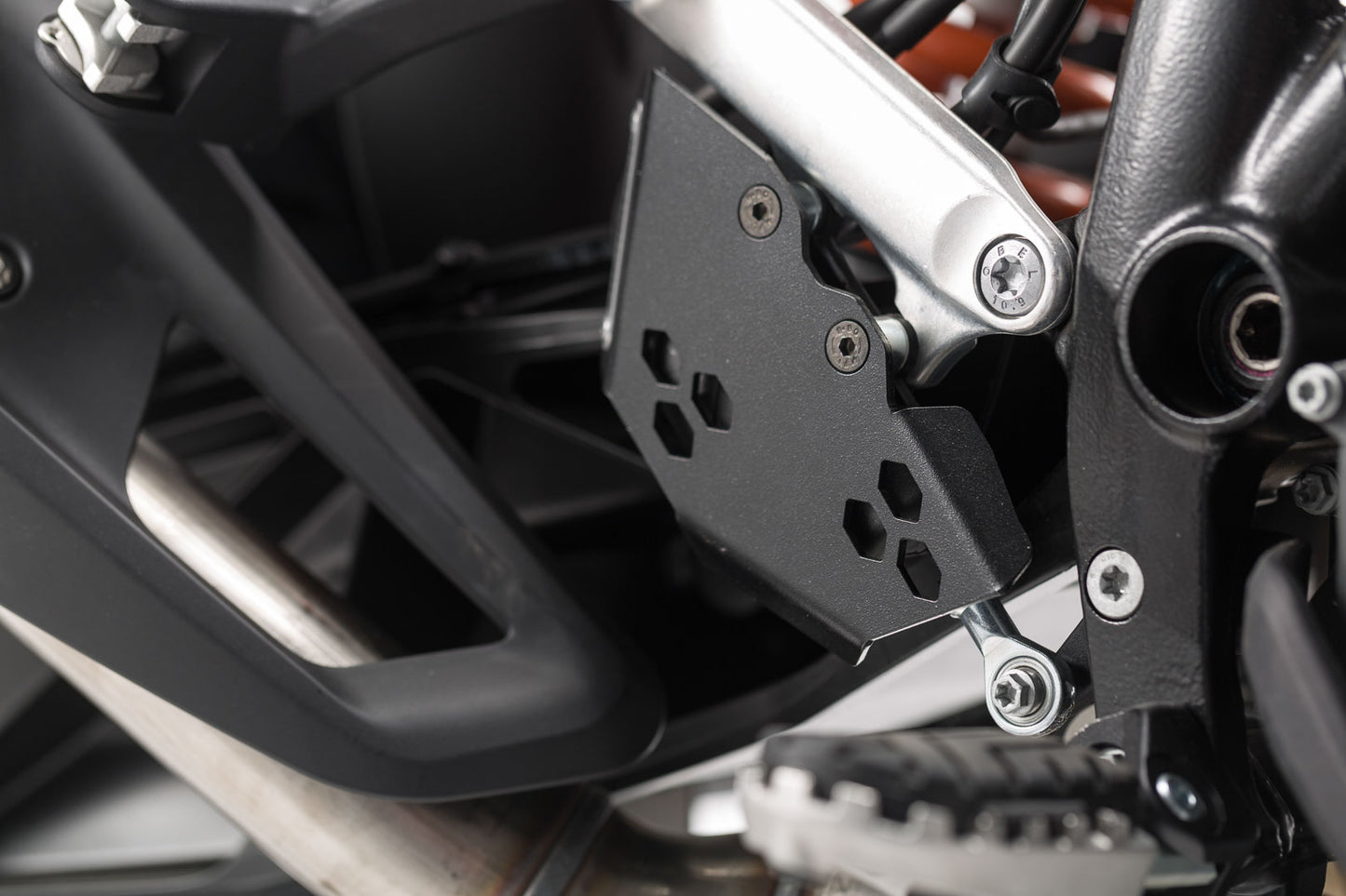 SW-MOTECH Protección para bomba de freno Negro. KTM 1050/1090/1190/1290 Adventure.