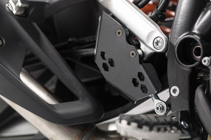 SW-MOTECH Protección para bomba de freno Negro. KTM 1050/1090/1190/1290 Adventure.