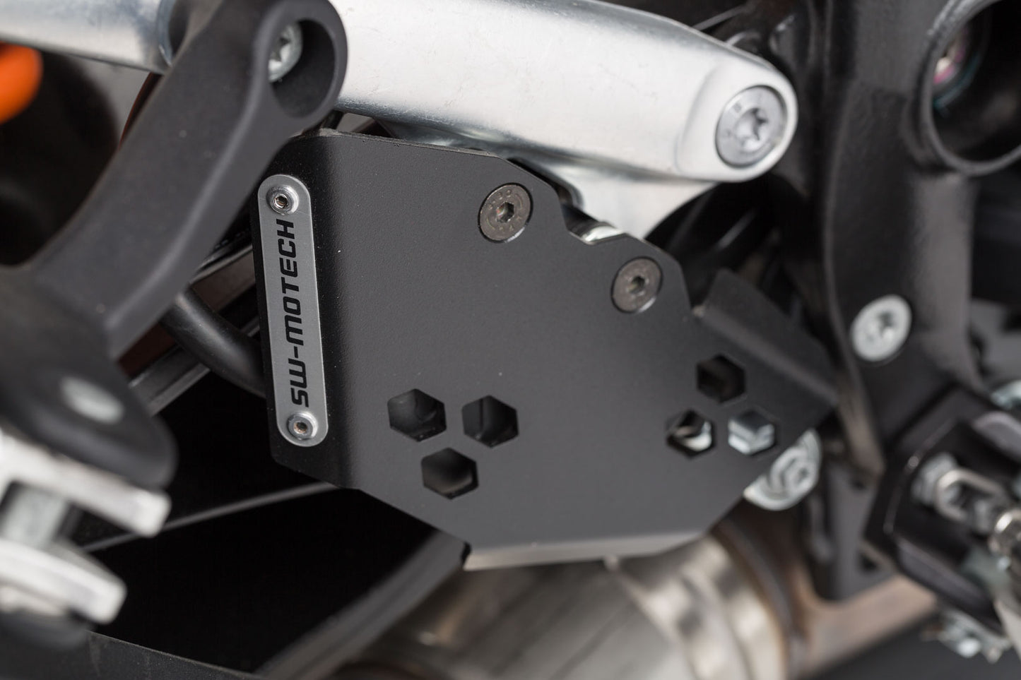 SW-MOTECH Protección para bomba de freno Negro. KTM 1050/1090/1190/1290 Adventure.