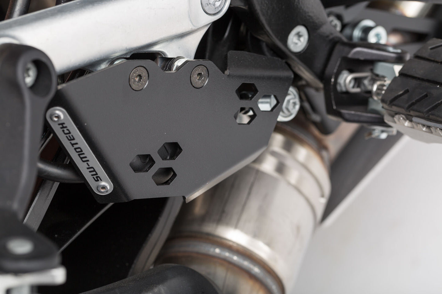 SW-MOTECH Protección para bomba de freno Negro. KTM 1050/1090/1190/1290 Adventure.