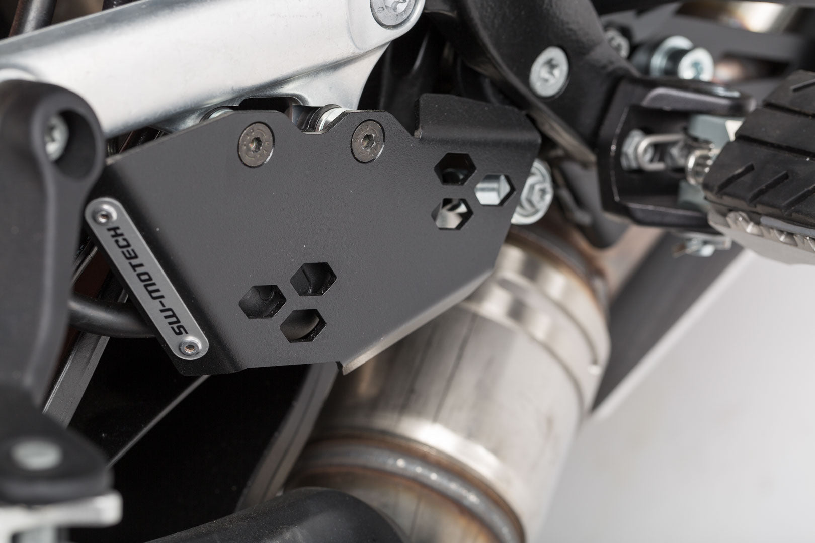 SW-MOTECH Protección para bomba de freno Negro. KTM 1050/1090/1190/1290 Adventure.