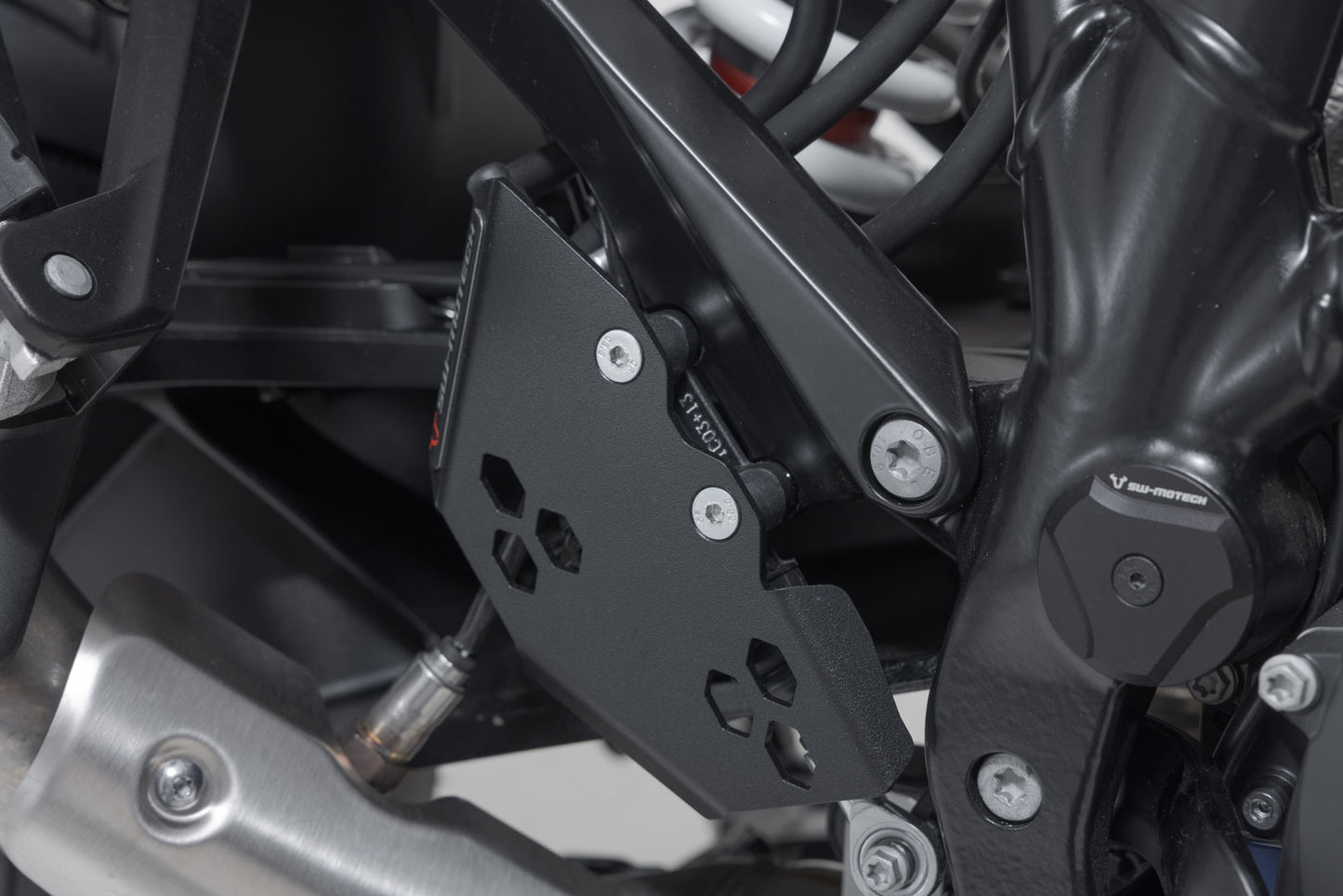 SW-MOTECH Protector para las bombas de freno Negro. KTM 1290 / 1390 Super Adventure (21-).