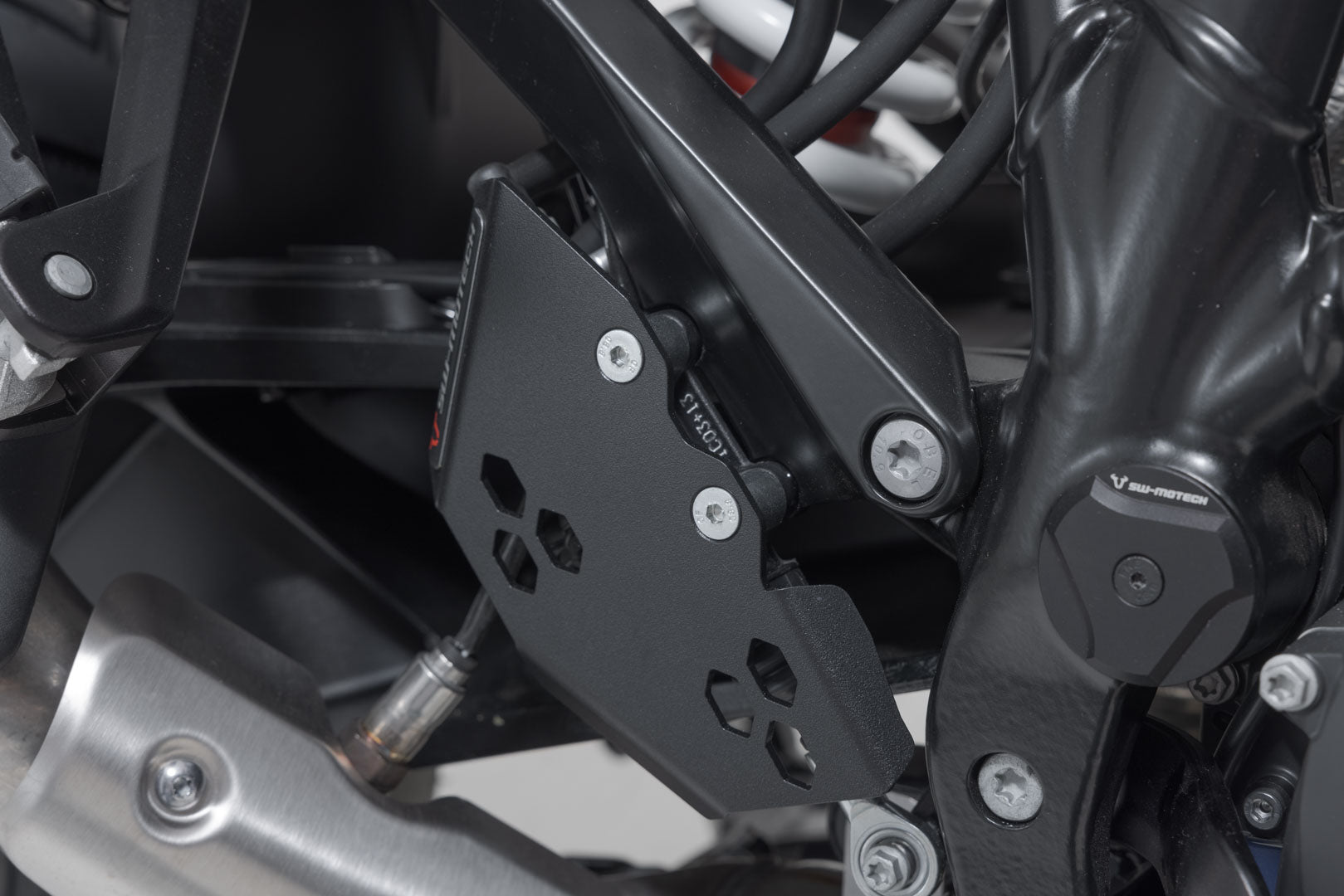 SW-MOTECH Protector para las bombas de freno Negro. KTM 1290 / 1390 Super Adventure (21-).