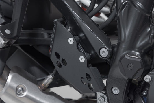 SW-MOTECH Protector para las bombas de freno Negro. KTM 1290 / 1390 Super Adventure (21-).