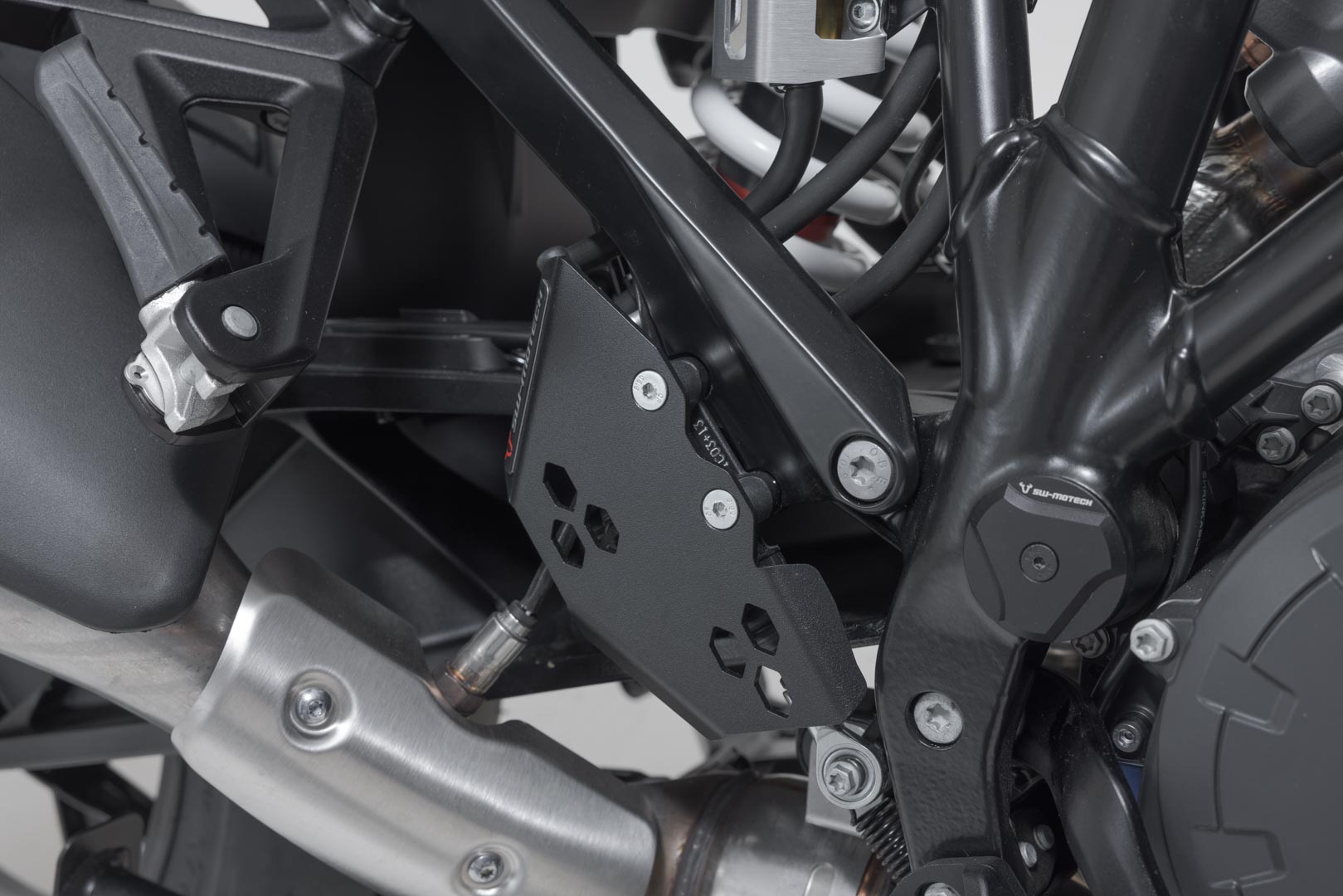 SW-MOTECH Protector para las bombas de freno Negro. KTM 1290 / 1390 Super Adventure (21-).