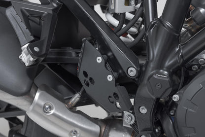 SW-MOTECH Protector para las bombas de freno Negro. KTM 1290 / 1390 Super Adventure (21-).