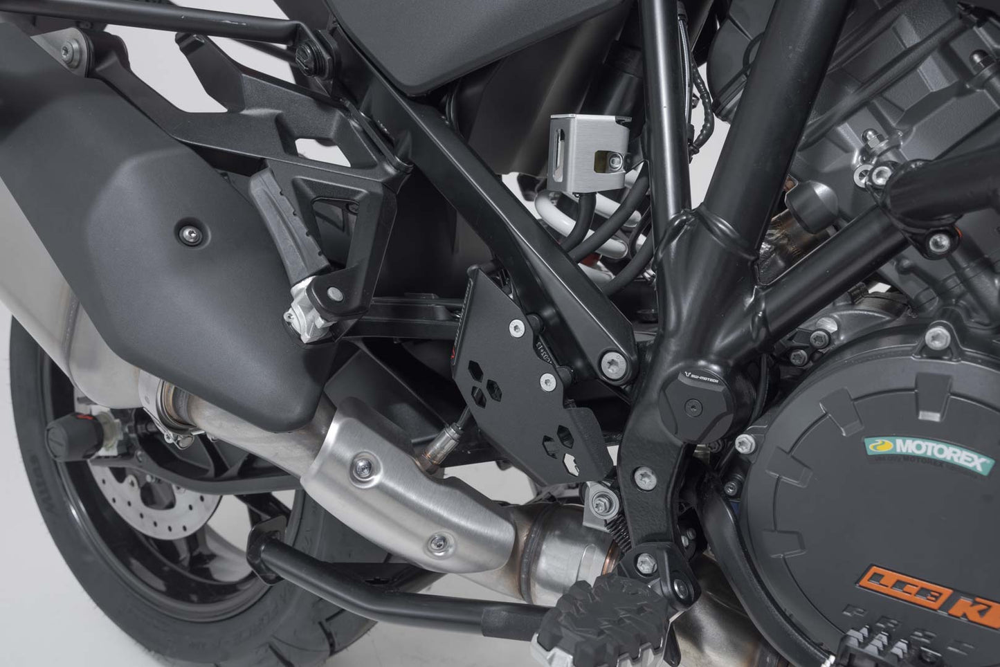 SW-MOTECH Protector para las bombas de freno Negro. KTM 1290 / 1390 Super Adventure (21-).