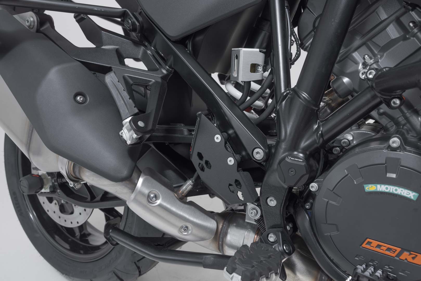 SW-MOTECH Protector para las bombas de freno Negro. KTM 1290 / 1390 Super Adventure (21-).