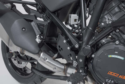 SW-MOTECH Protector para las bombas de freno Negro. KTM 1290 / 1390 Super Adventure (21-).