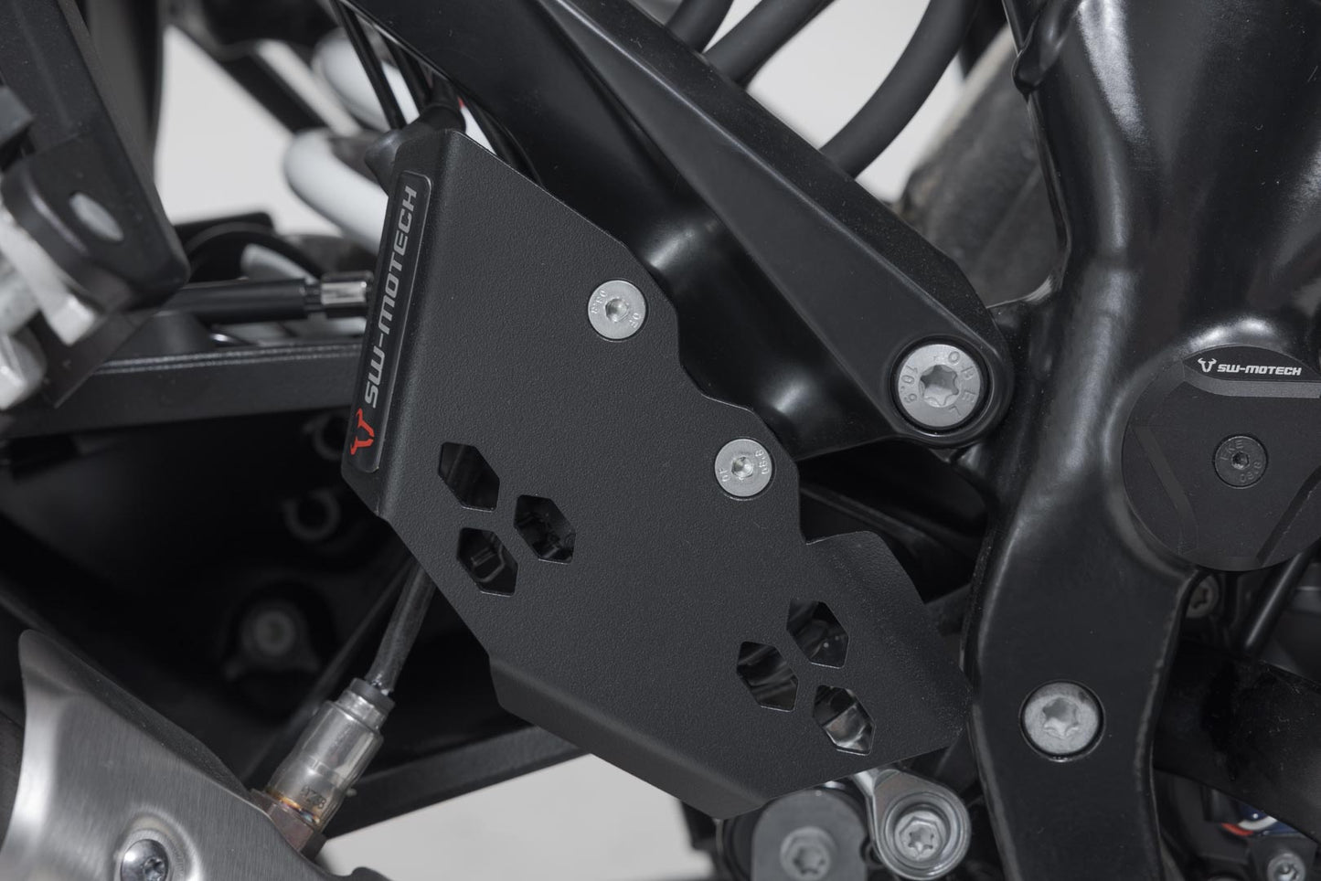 SW-MOTECH Protector para las bombas de freno Negro. KTM 1290 / 1390 Super Adventure (21-).