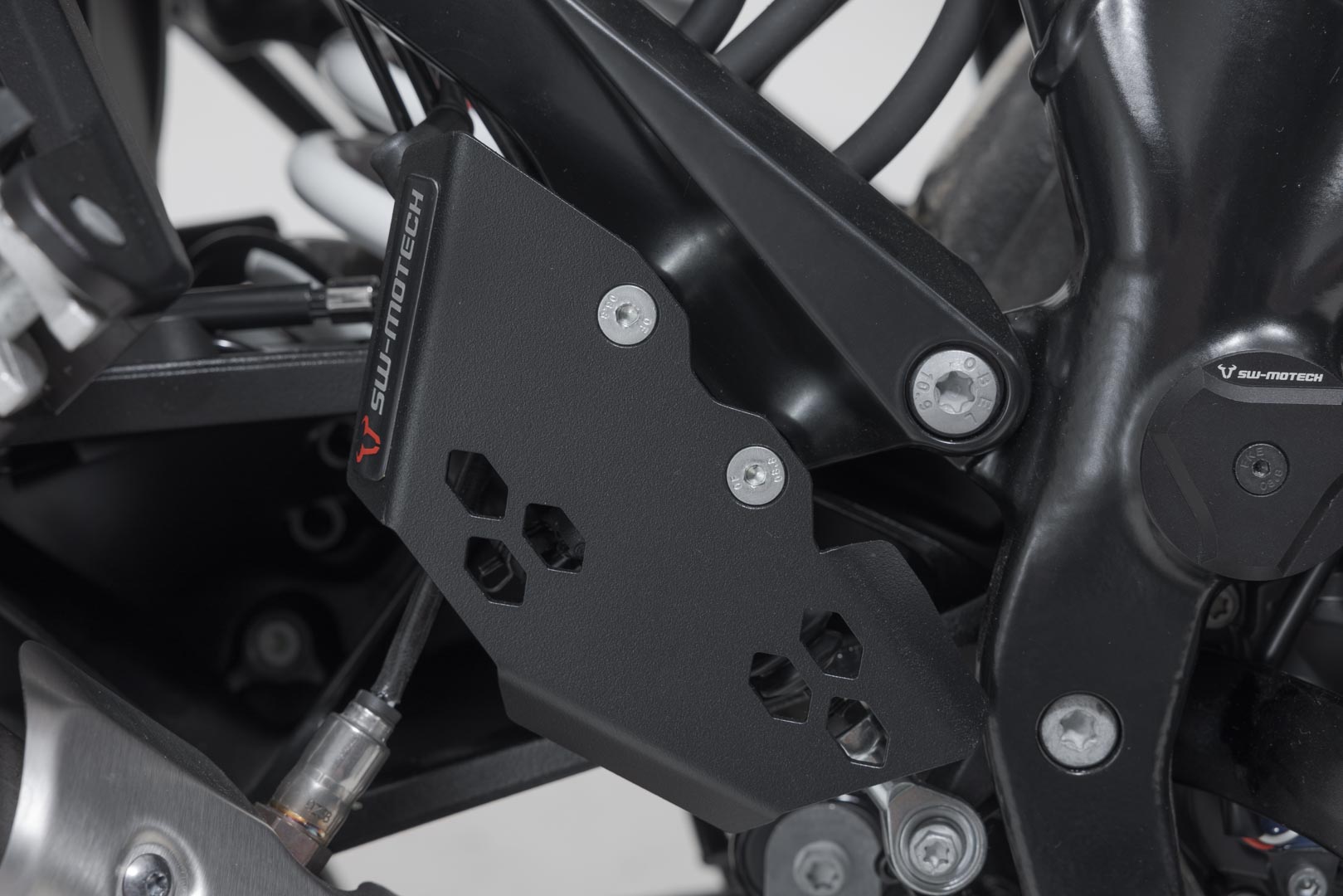 SW-MOTECH Protector para las bombas de freno Negro. KTM 1290 / 1390 Super Adventure (21-).