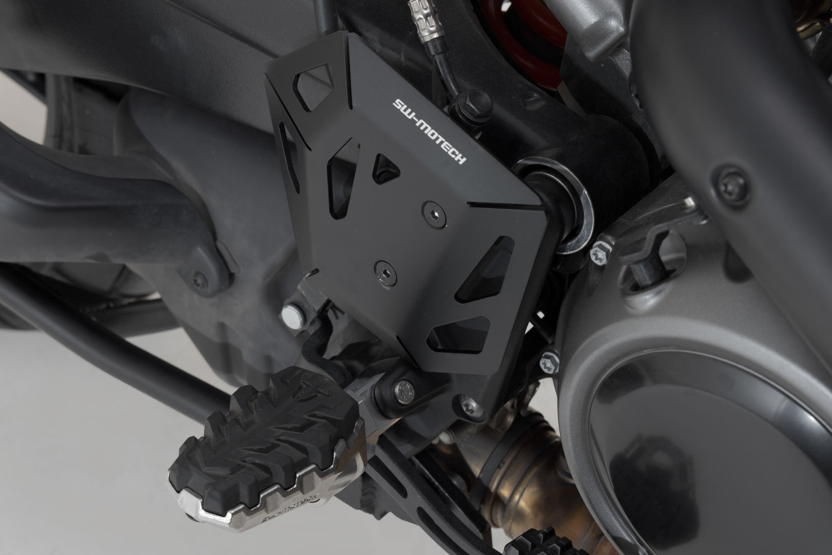 SW-MOTECH Protección para bomba de freno Negro. Harley-Davidson Pan America (21-).