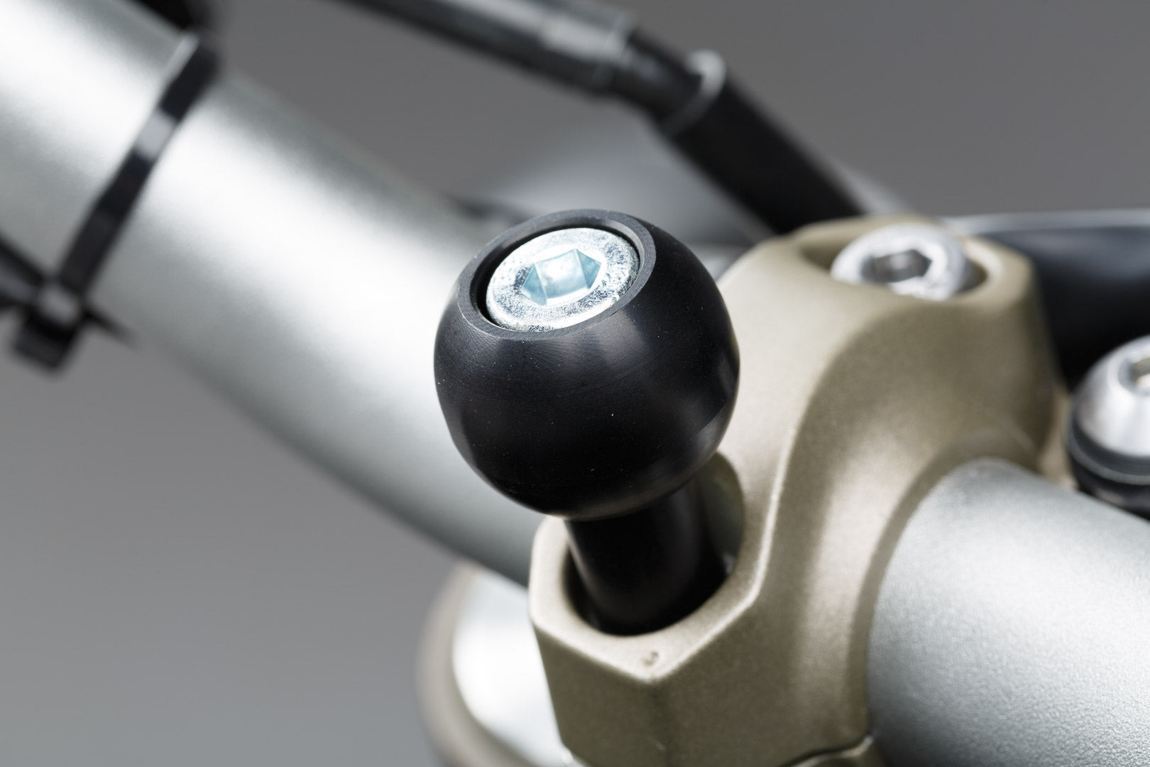 SW-MOTECH Bola M8 Soporte M8. Bola de 1". Para brazo RAM.