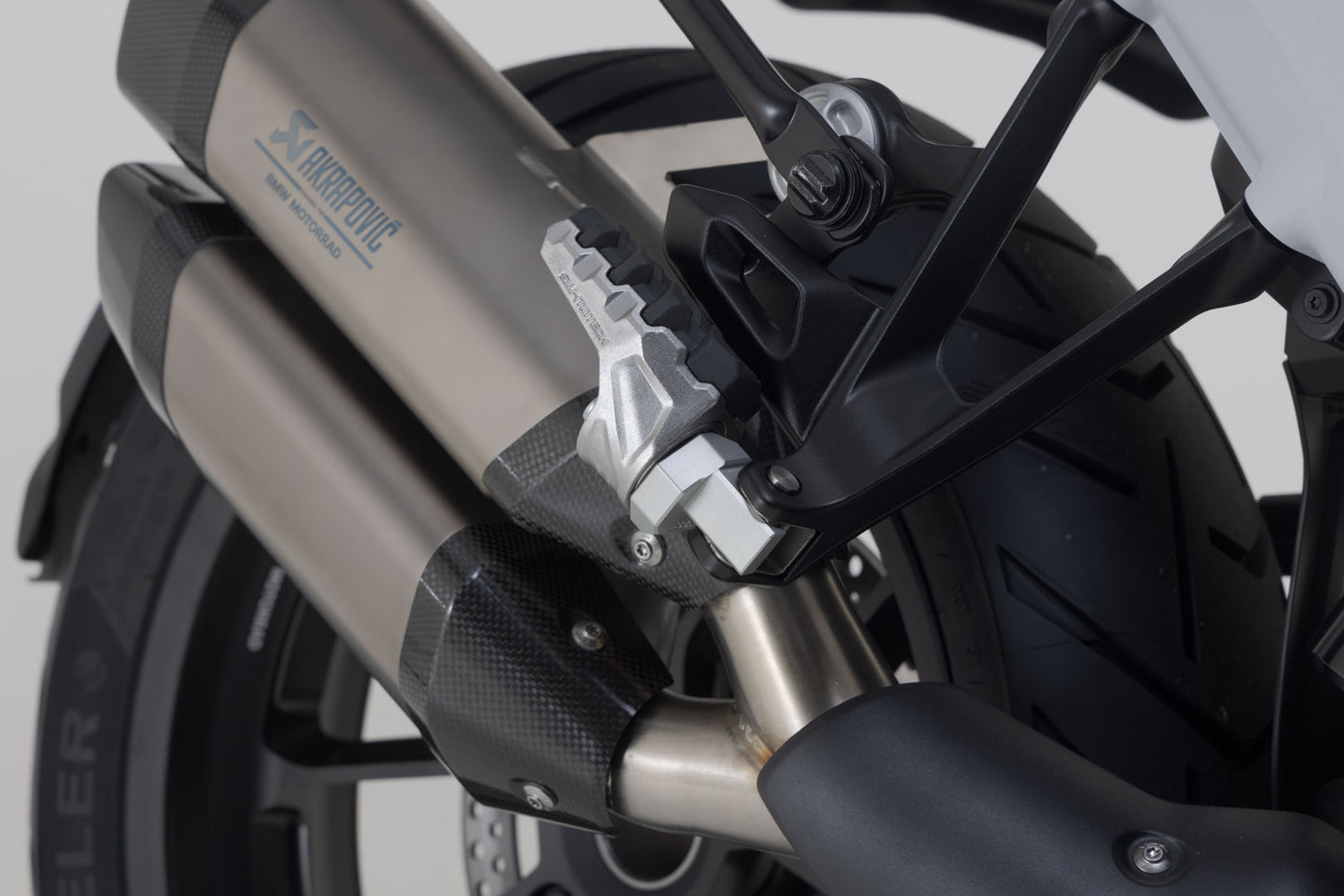 SW-MOTECH Kit reposapiés para pasajero EVO Harley-Davidson Pan America (21-) BMW R 1300 GS.