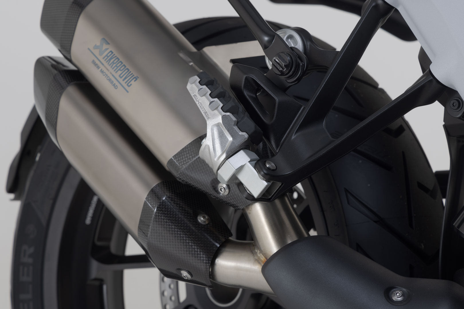 SW-MOTECH Kit reposapiés para pasajero EVO Harley-Davidson Pan America (21-) BMW R 1300 GS.