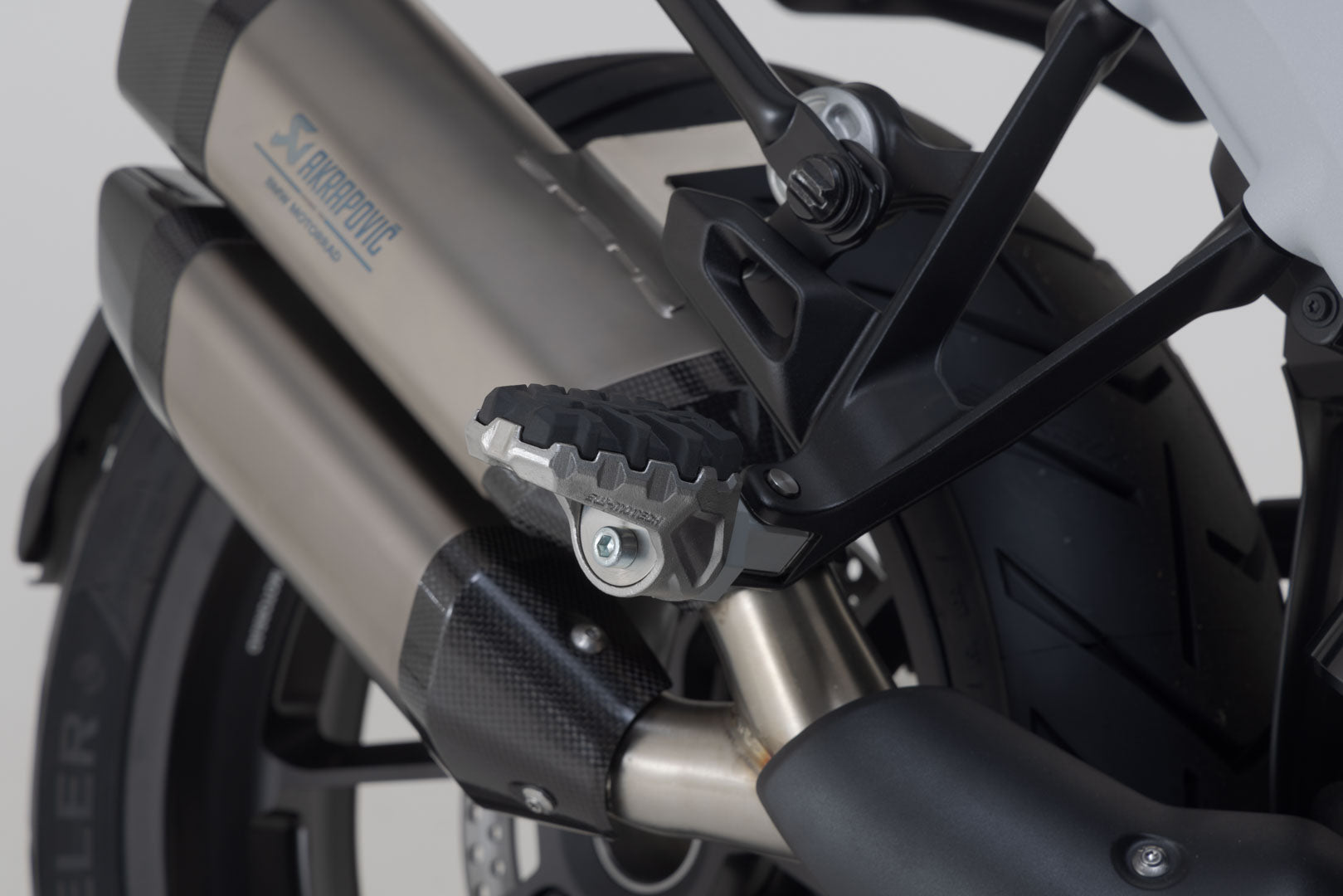 SW-MOTECH Kit reposapiés para pasajero EVO Harley-Davidson Pan America (21-) BMW R 1300 GS.