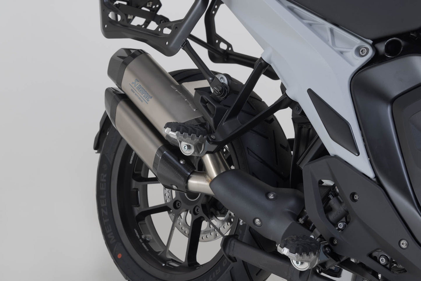 SW-MOTECH Kit reposapiés para pasajero EVO Harley-Davidson Pan America (21-) BMW R 1300 GS.