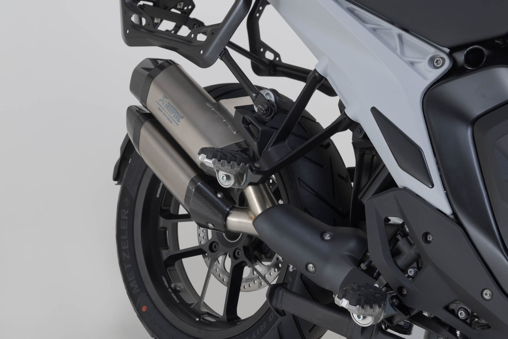SW-MOTECH Kit reposapiés para pasajero EVO Harley-Davidson Pan America (21-) BMW R 1300 GS.