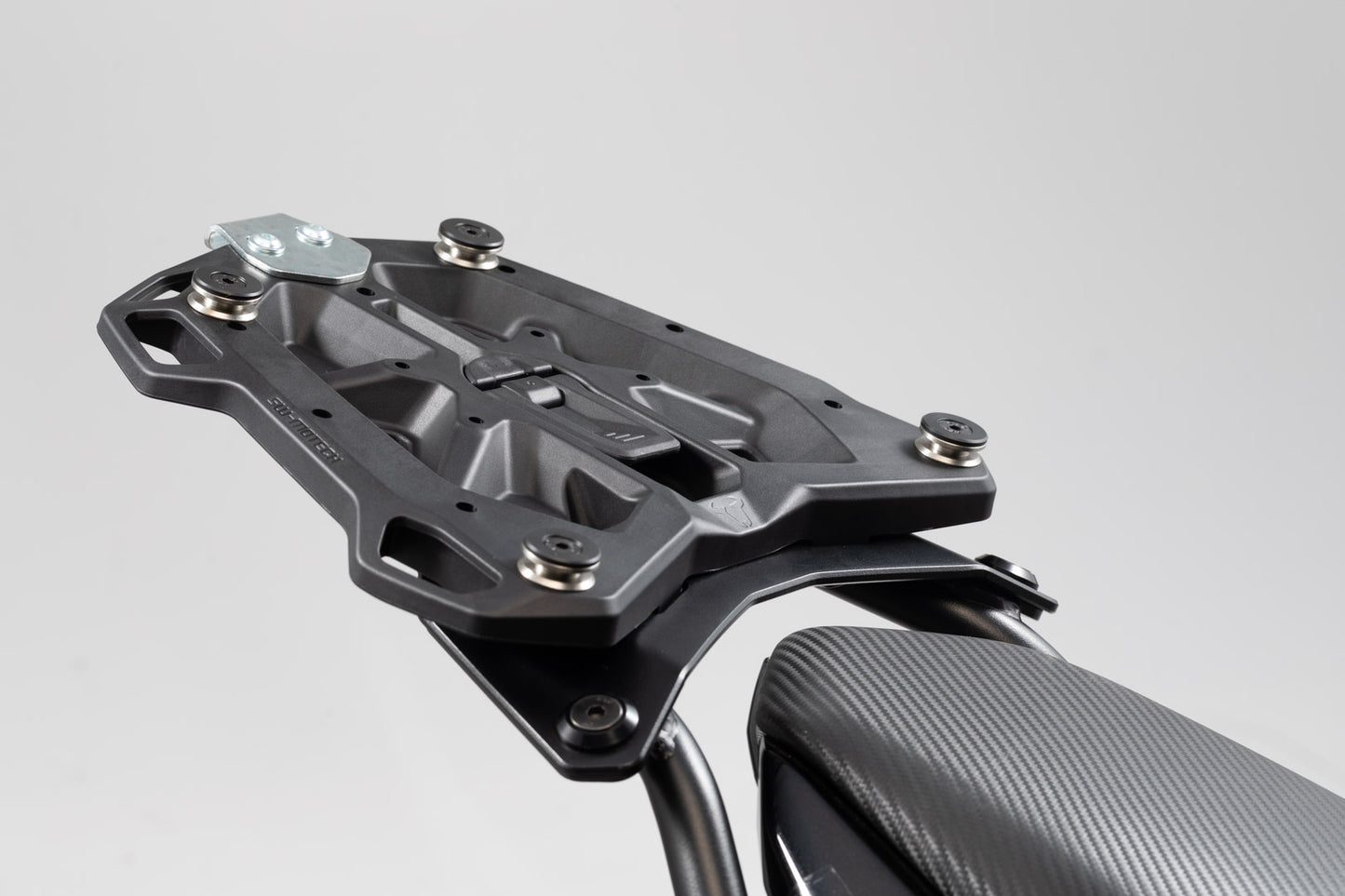 SW-MOTECH Placa adaptadora para portaequipaje STREET-RACK Para TRAX topcase ADV/ION/EVO. Negro.