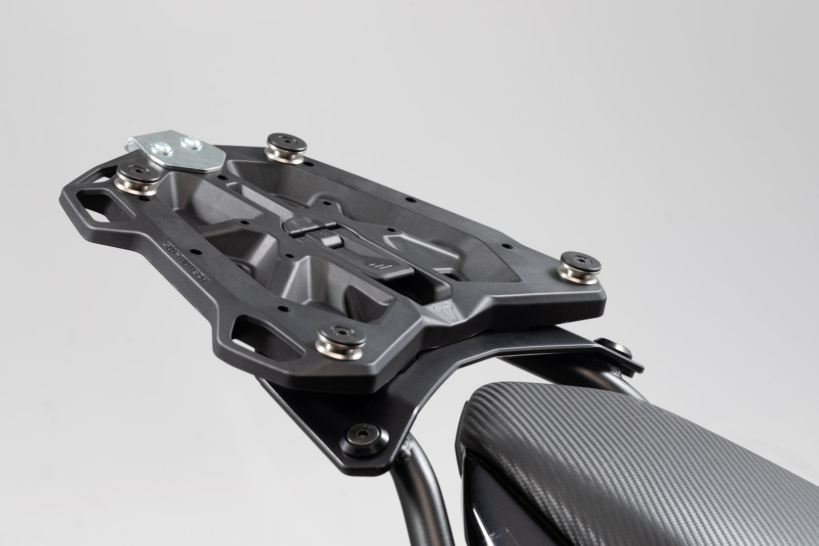 SW-MOTECH Placa adaptadora para portaequipaje STREET-RACK Para TRAX topcase ADV/ION/EVO. Negro.