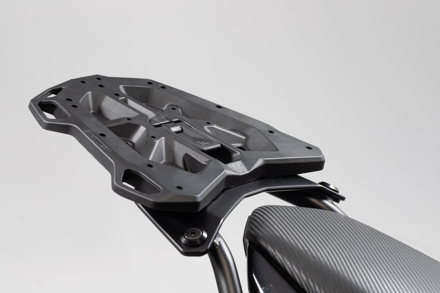 SW-MOTECH Placa adaptadora para portaequipaje STREET-RACK Para TRAX topcase ADV/ION/EVO. Negro.