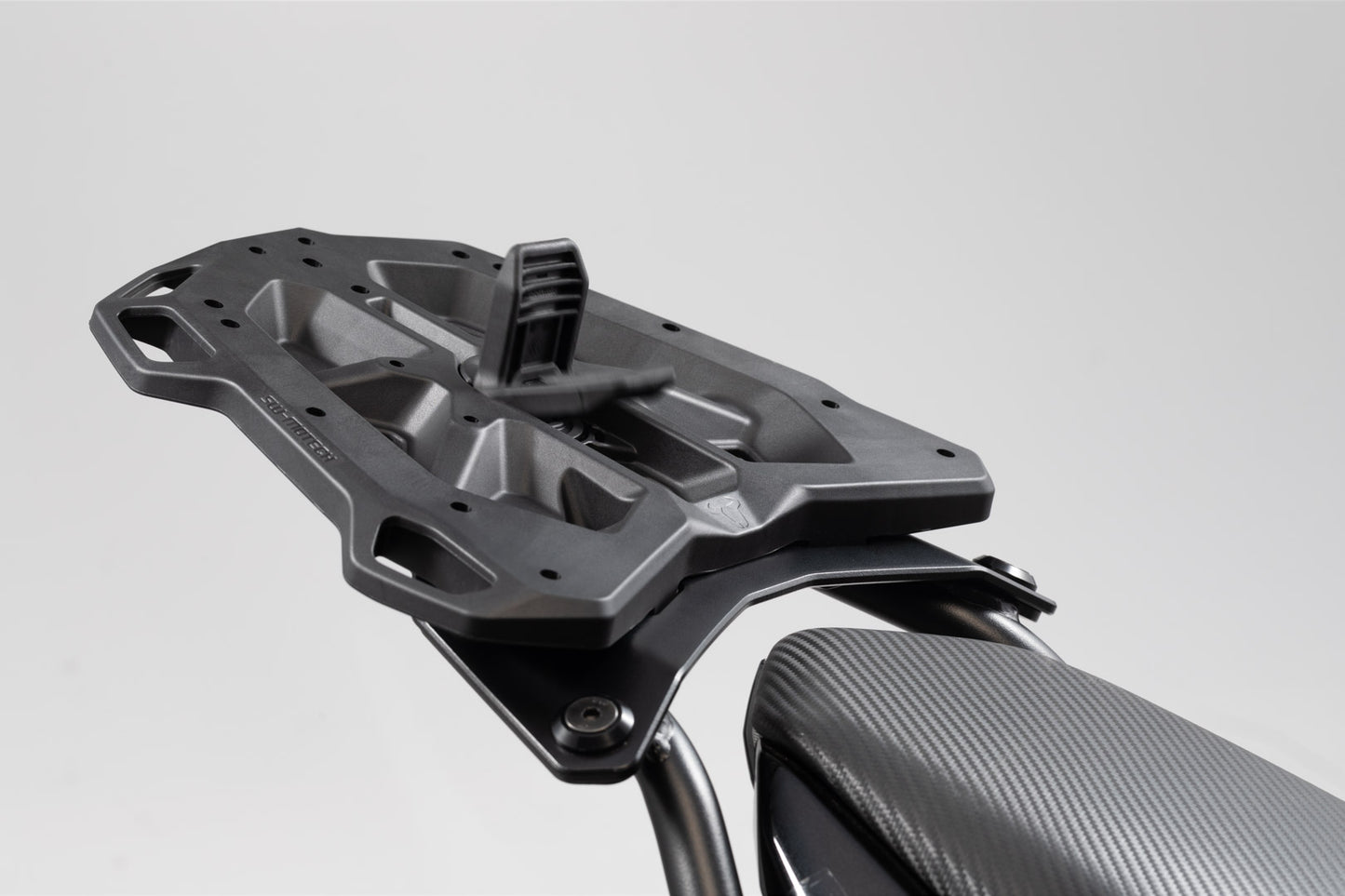 SW-MOTECH Placa adaptadora para portaequipaje STREET-RACK Para TRAX topcase ADV/ION/EVO. Negro.