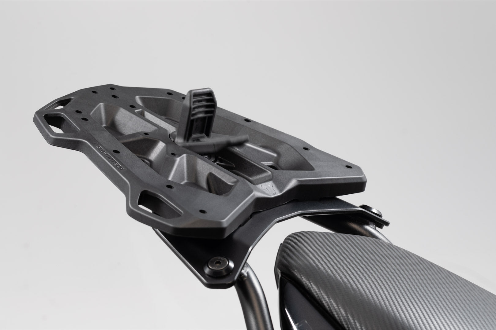 SW-MOTECH Placa adaptadora para portaequipaje STREET-RACK Para TRAX topcase ADV/ION/EVO. Negro.