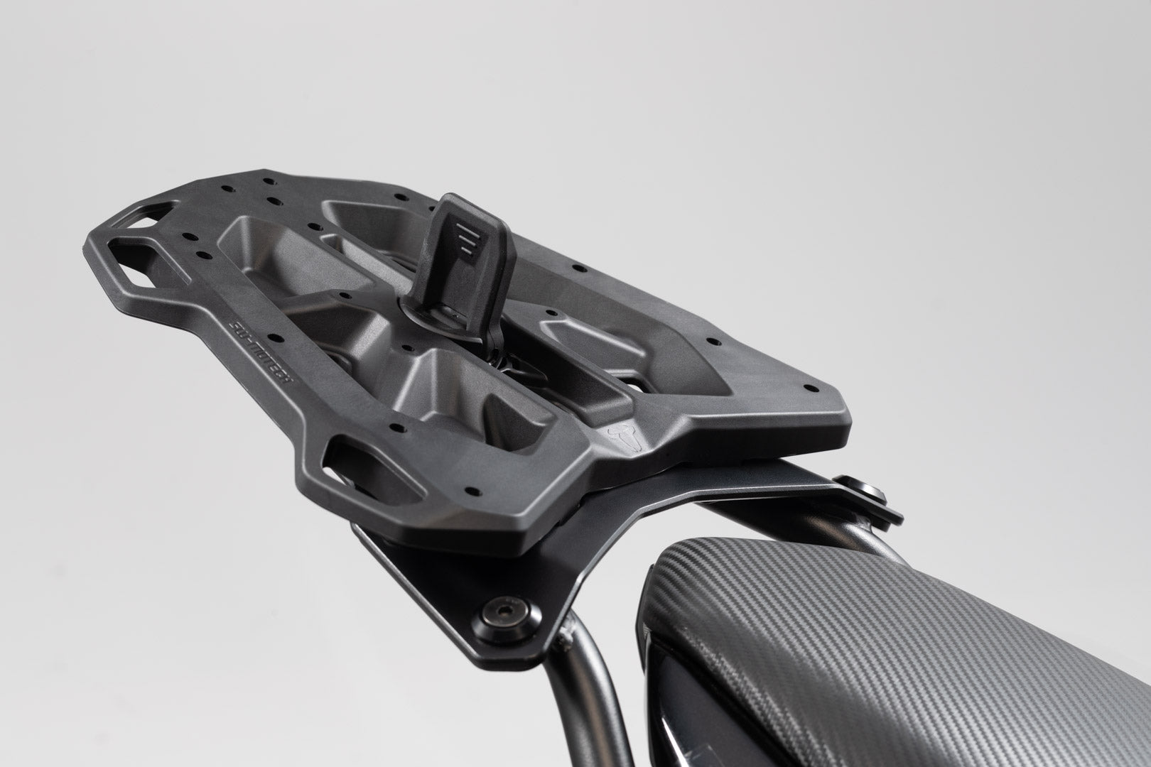 SW-MOTECH Placa adaptadora para portaequipaje STREET-RACK Para TRAX topcase ADV/ION/EVO. Negro.
